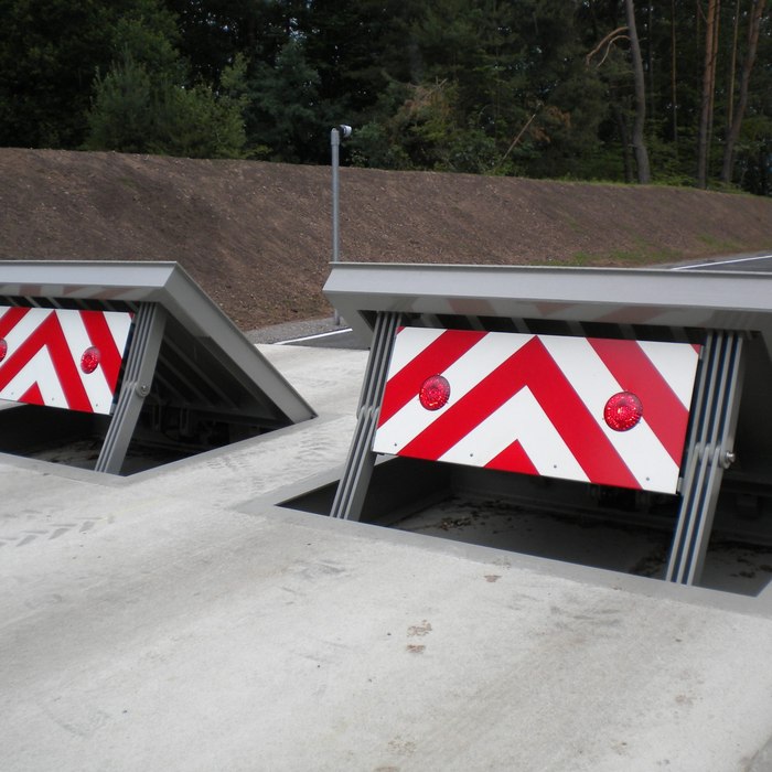 Instalace protiteroristické bariéry PeriGuard Wedge 3